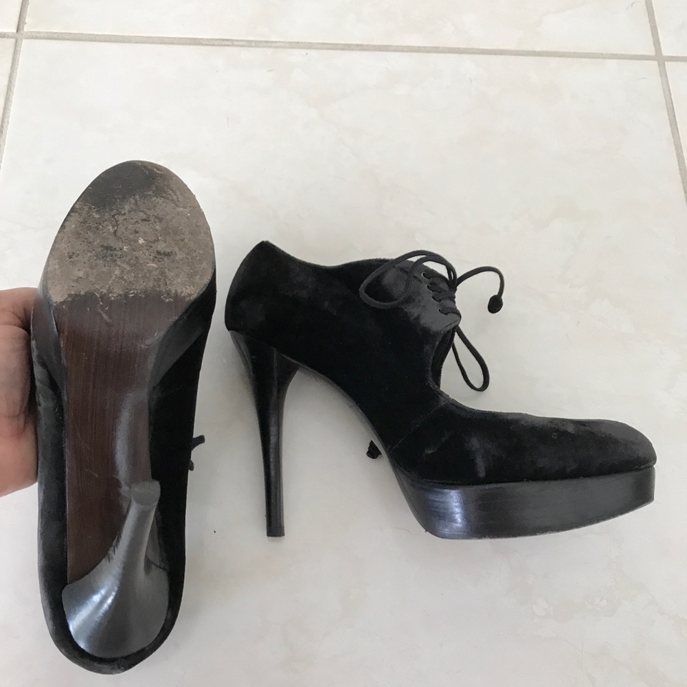 Gorgeous Black velvet Stuart Weitzman heels. - Picture 3 of 7